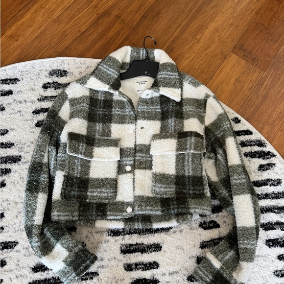 A&F Cropped Sherpa Shirt Jacket Green Plaid - Picture 2 of 4